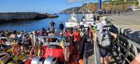 Flores, Einsteigen zur Bootsfahrt nach Corvo &ndash; &copy; Ria Heilmann (Eberhardt TRAVEL)