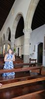 Insel Terceira, Paula erklärt die Geschichte der Pfarrkirche &ndash; &copy; Ria Heilmann (Eberhardt TRAVEL)