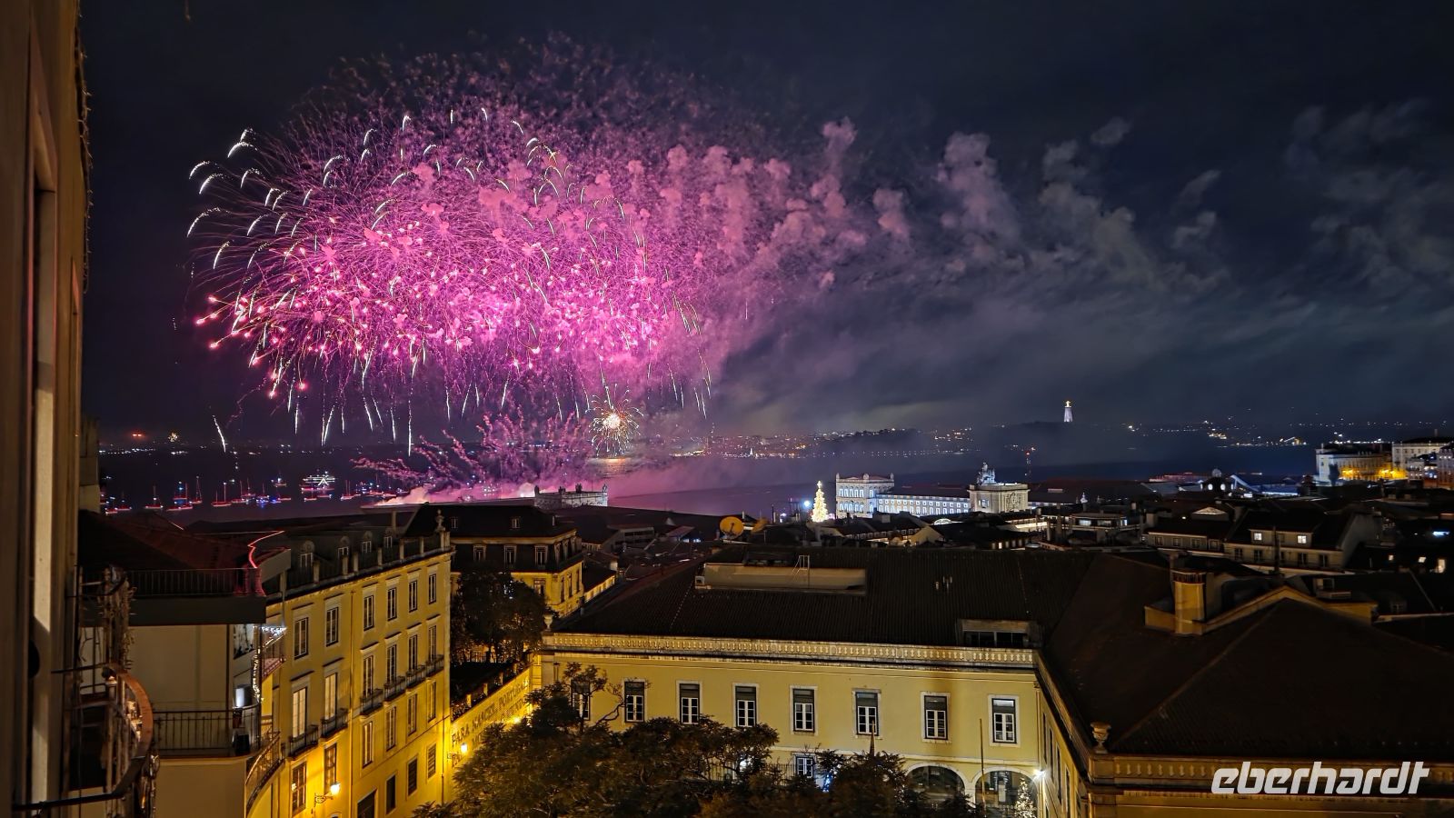 Feuerwerk Lissabon  &ndash; &copy; Mary Dobberkau (Eberhardt TRAVEL)