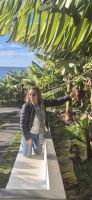 78 Fatima erklärt uns den Bananenanbau &ndash; &copy; Susanne Schirmann (Eberhardt TRAVEL)