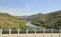 Blick von der Autobahnbrücke auf das Dourotal bei Regua