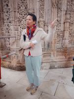 Isabel erklärt im Kloster von Batalha - Portugal 