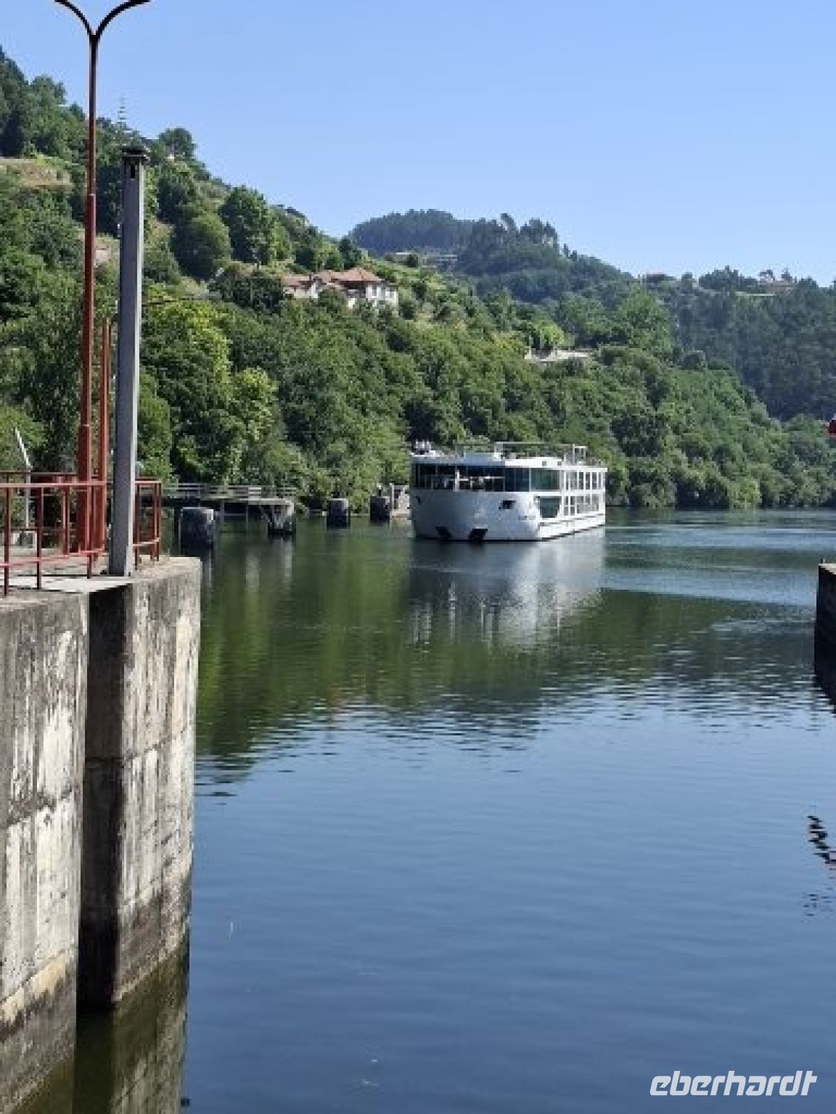 ein Schiff in Warteposition vor der Schleuse &ndash; &copy; Ute Solf (Eberhardt TRAVEL)