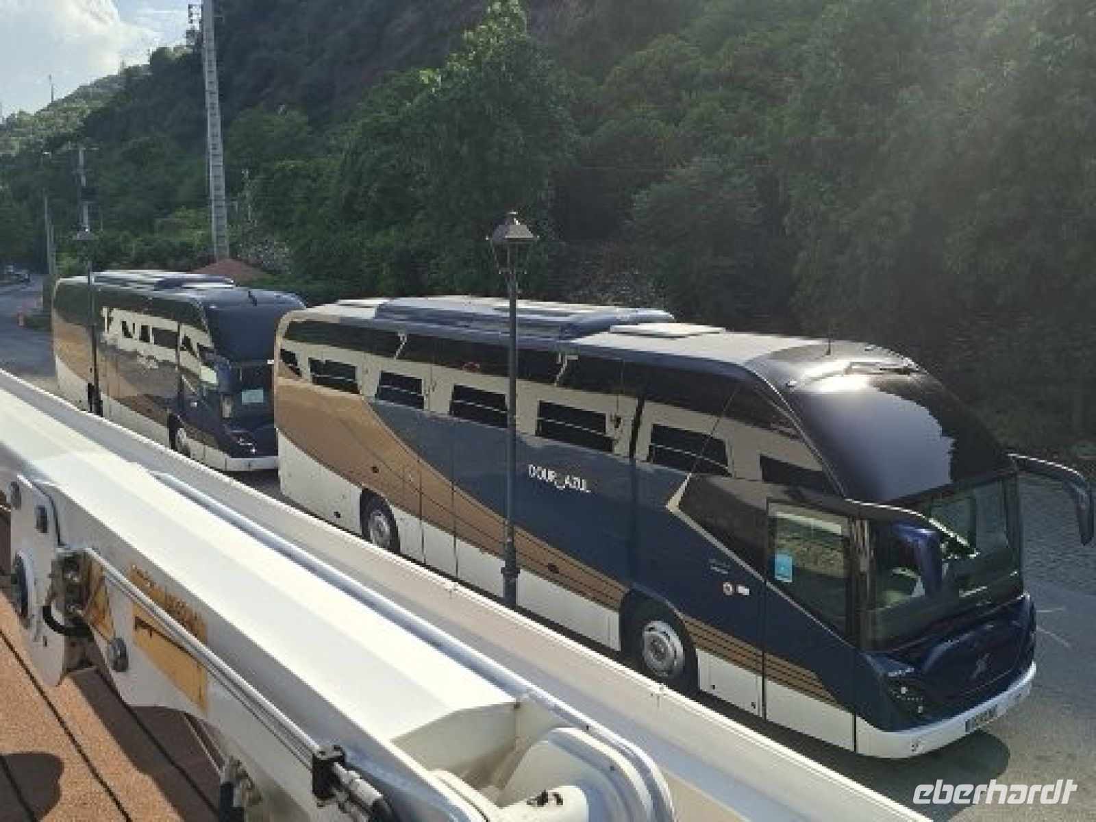 die Ausflugsbusse sind ständiger Begleiter des Schiffes &ndash; &copy; Ute Solf (Eberhardt TRAVEL)
