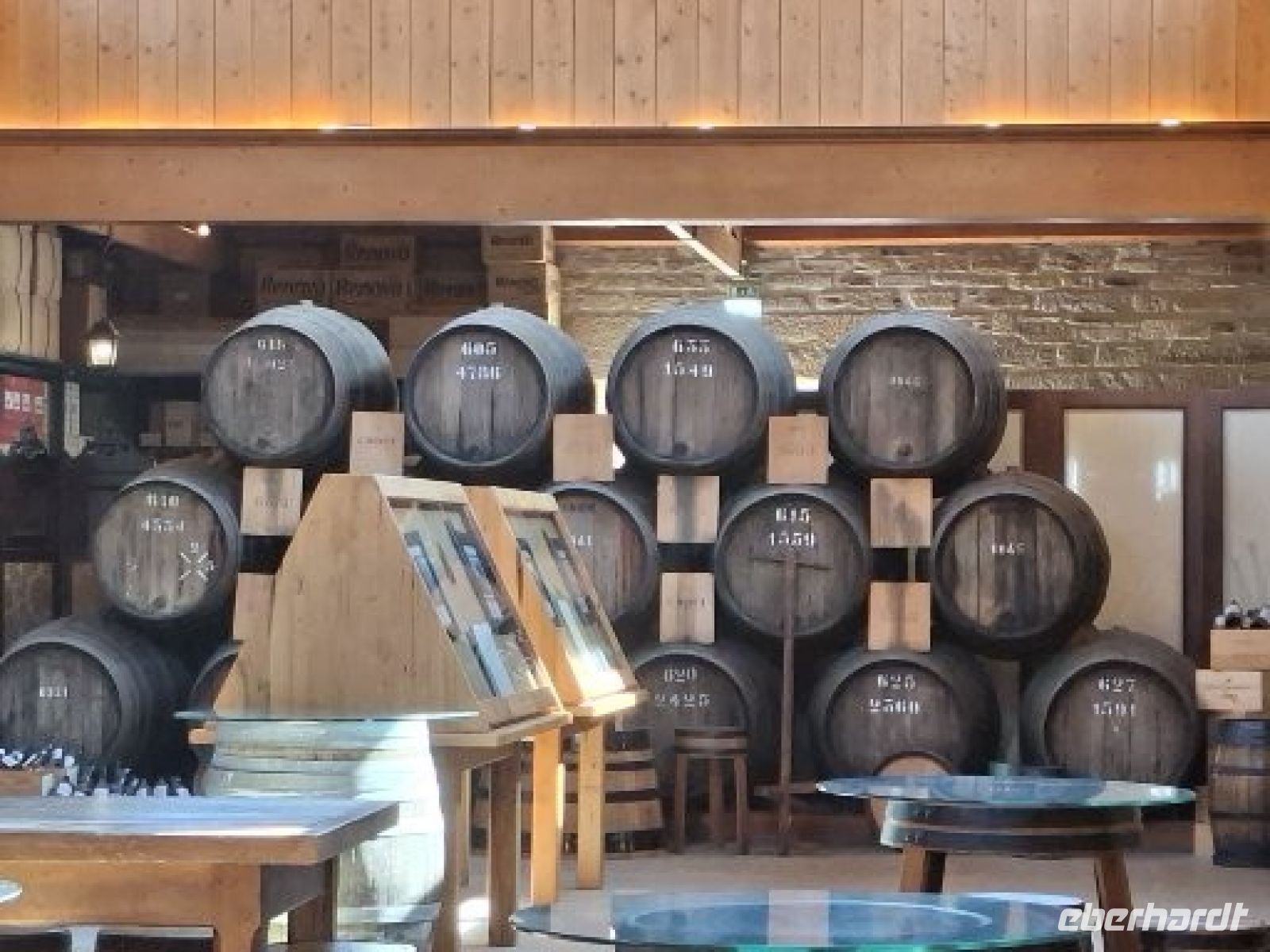 Weinreifung in Holzfässern &ndash; &copy; Ute Solf (Eberhardt TRAVEL)