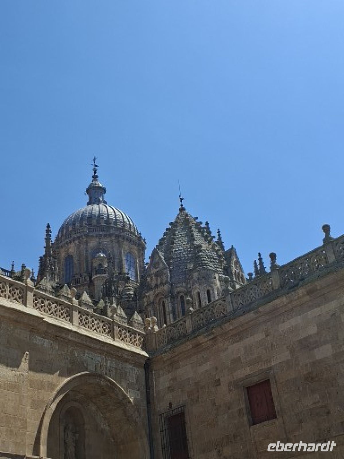 Die Türme von Ner u. Alter Kirche (rechts) - dicht bei einander &ndash; &copy; Ute Solf (Eberhardt TRAVEL)