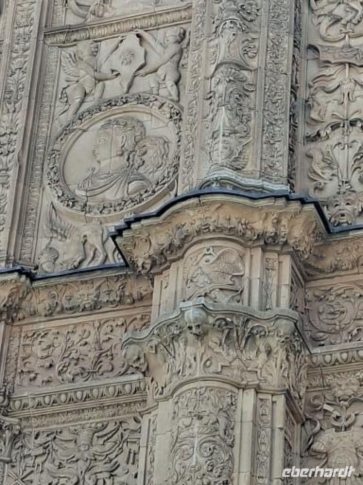Fassade des Unigebäudes - wer sieht den Frosch am Totenkopf &ndash; &copy; Ute Solf (Eberhardt TRAVEL)