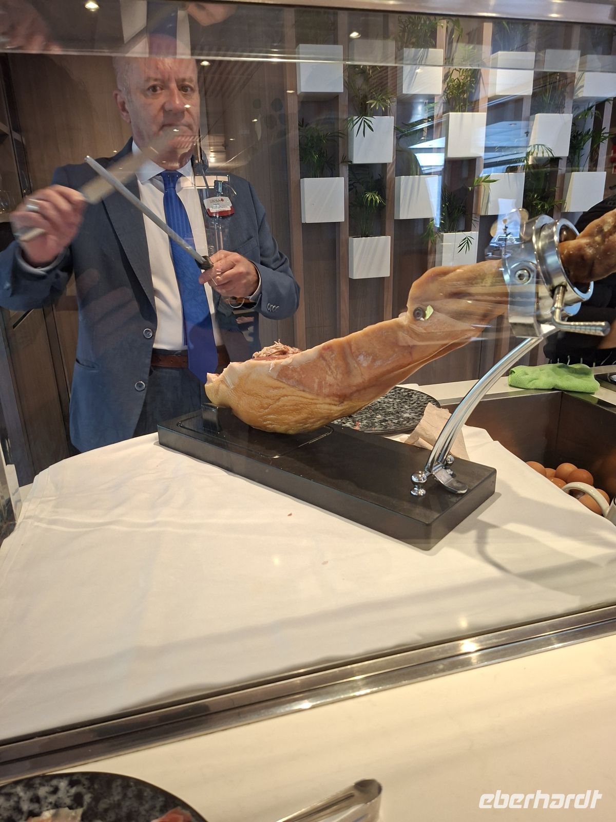 Messerschärfung für den Schinkenschnitt &ndash; &copy; Ute Solf (Eberhardt TRAVEL)