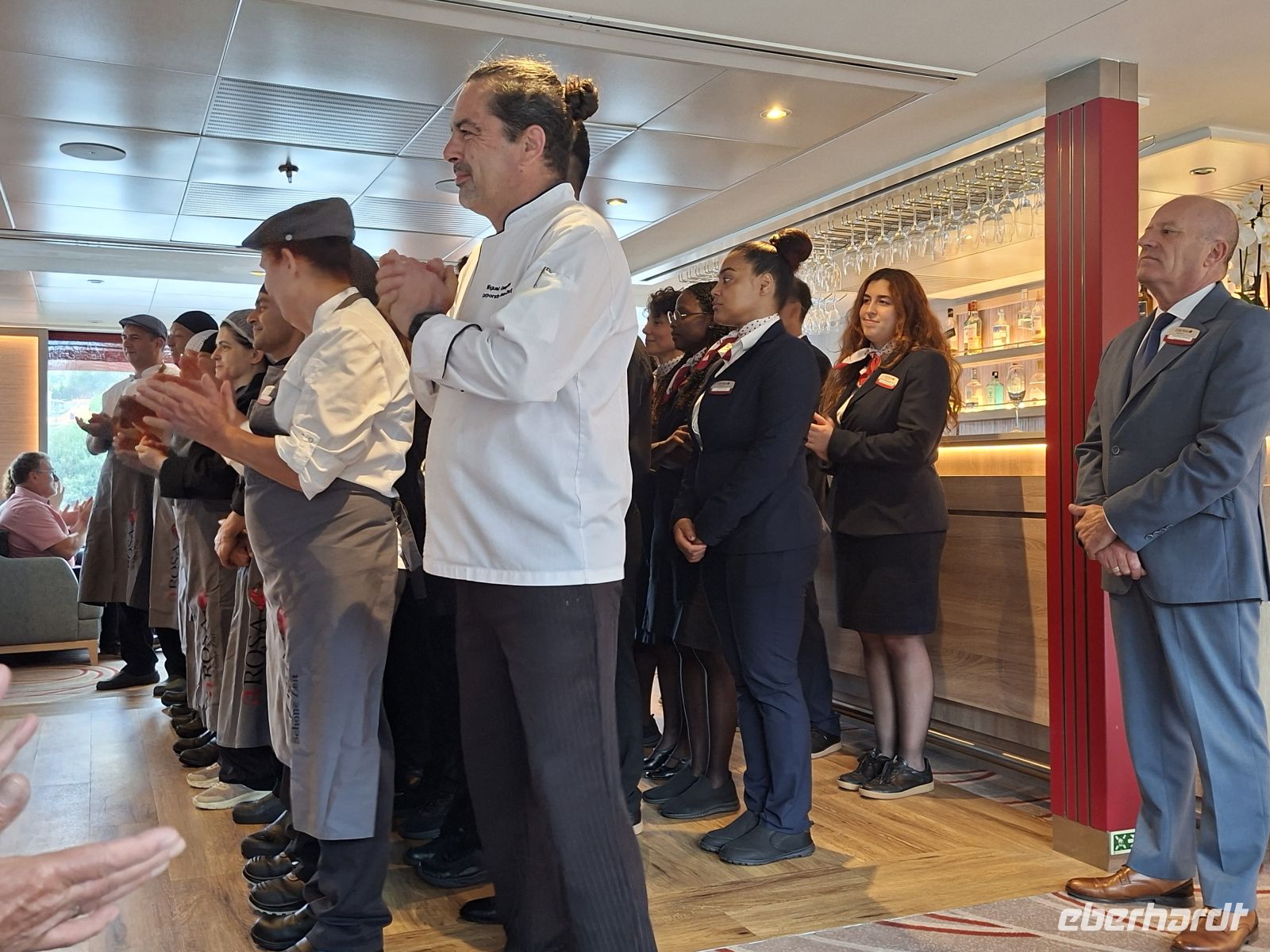 Verabschiedung der Crew- die Küchenmannschaft,im Vordergrund der Chefkoch &ndash; &copy; Ute Solf (Eberhardt TRAVEL)