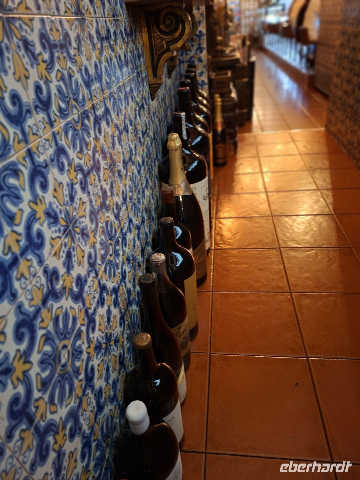 Edle Weine vor den Azulejos &ndash; &copy; Ute Solf (Eberhardt TRAVEL)