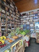 Obidos -Buchladen mit Obst-u. Gemüsestand &ndash; &copy; Ute Solf (Eberhardt TRAVEL)