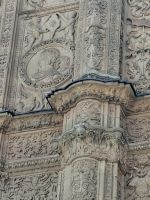 Fassade des Unigebäudes - wer sieht den Frosch am Totenkopf &ndash; &copy; Ute Solf (Eberhardt TRAVEL)
