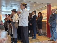 Verabschiedung der Crew- die Küchenmannschaft,im Vordergrund der Chefkoch &ndash; &copy; Ute Solf (Eberhardt TRAVEL)