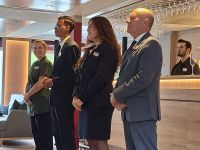 von rechts nach links: Hotelmanager, Rezeptionisten u. Leiterin des Spa-Bereiches  &ndash; &copy; Ute Solf (Eberhardt TRAVEL)
