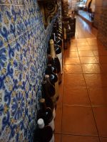 Edle Weine vor den Azulejos &ndash; &copy; Ute Solf (Eberhardt TRAVEL)