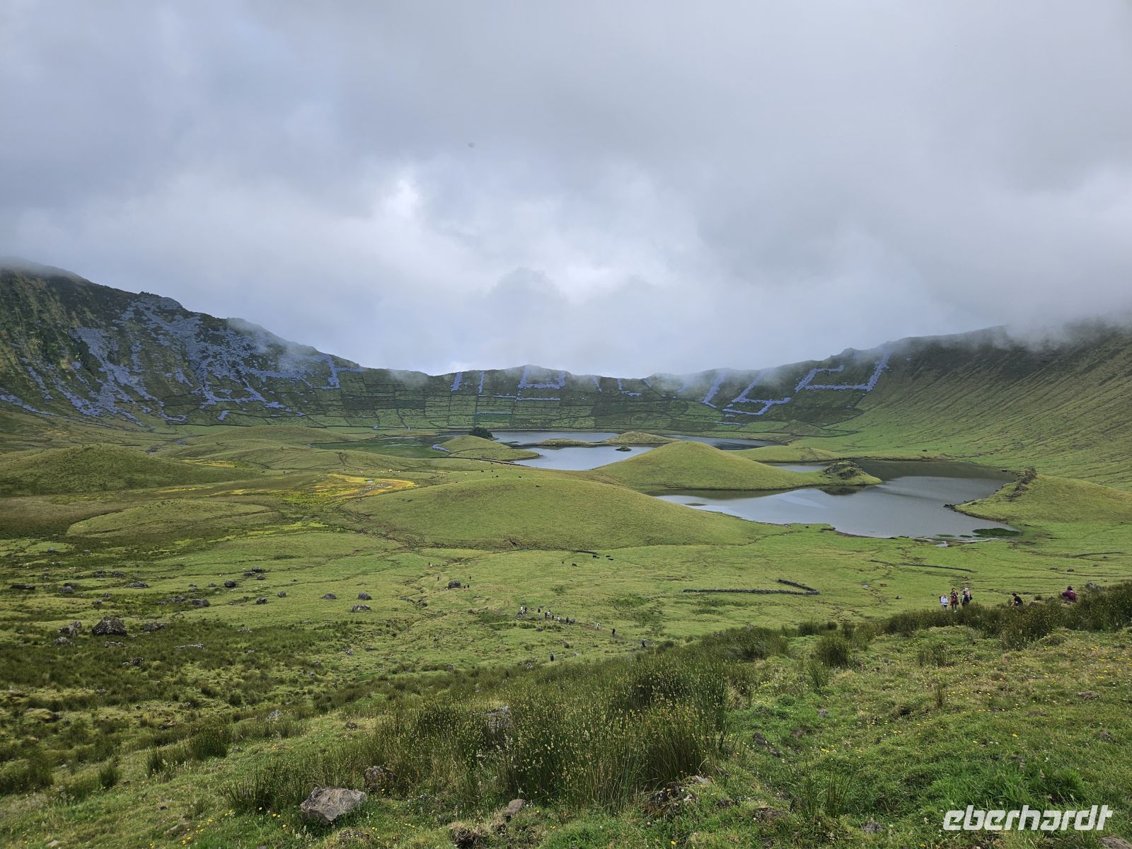 Blick vom Kraterrand hinein in die Caldeira mit dem Lago Lagoa do Caldeirão &ndash; &copy; Kathrin Becker (Eberhardt TRAVEL)