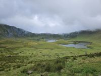 Blick vom Kraterrand hinein in die Caldeira mit dem Lago Lagoa do Caldeirão &ndash; &copy; Kathrin Becker (Eberhardt TRAVEL)