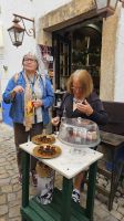 Obidos - Reiseleiterin Rosi probiert mit der Gruppe Kirschlikör.jpg &ndash; &copy; Steffi Lambrecht (Eberhardt TRAVEL)