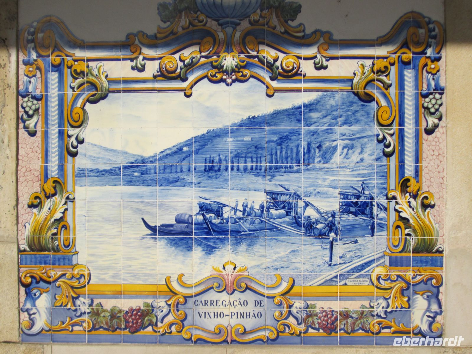 Azulejos am Bahnhof in Pinhão  &ndash; &copy; Heike Heinen (Eberhardt TRAVEL)
