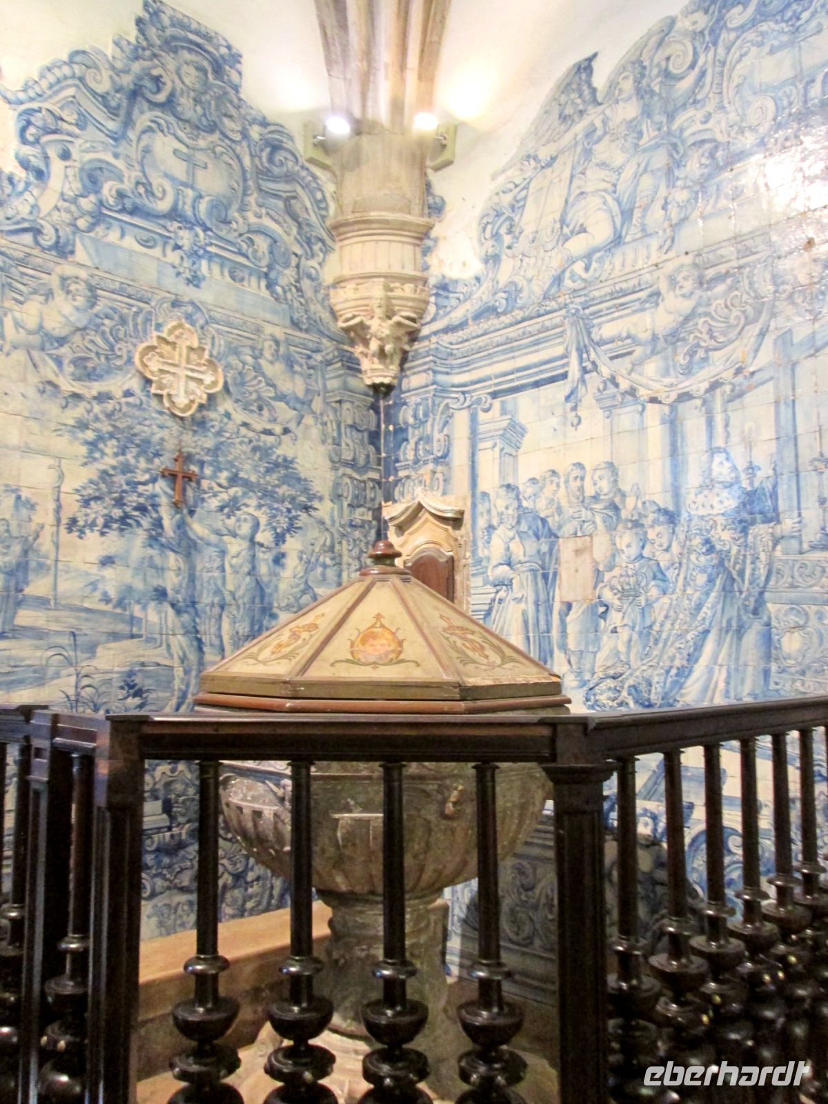 Coimbra, Augustinerkirche: Taufbecken und Azulejos &ndash; &copy; Heike Heinen (Eberhardt TRAVEL)