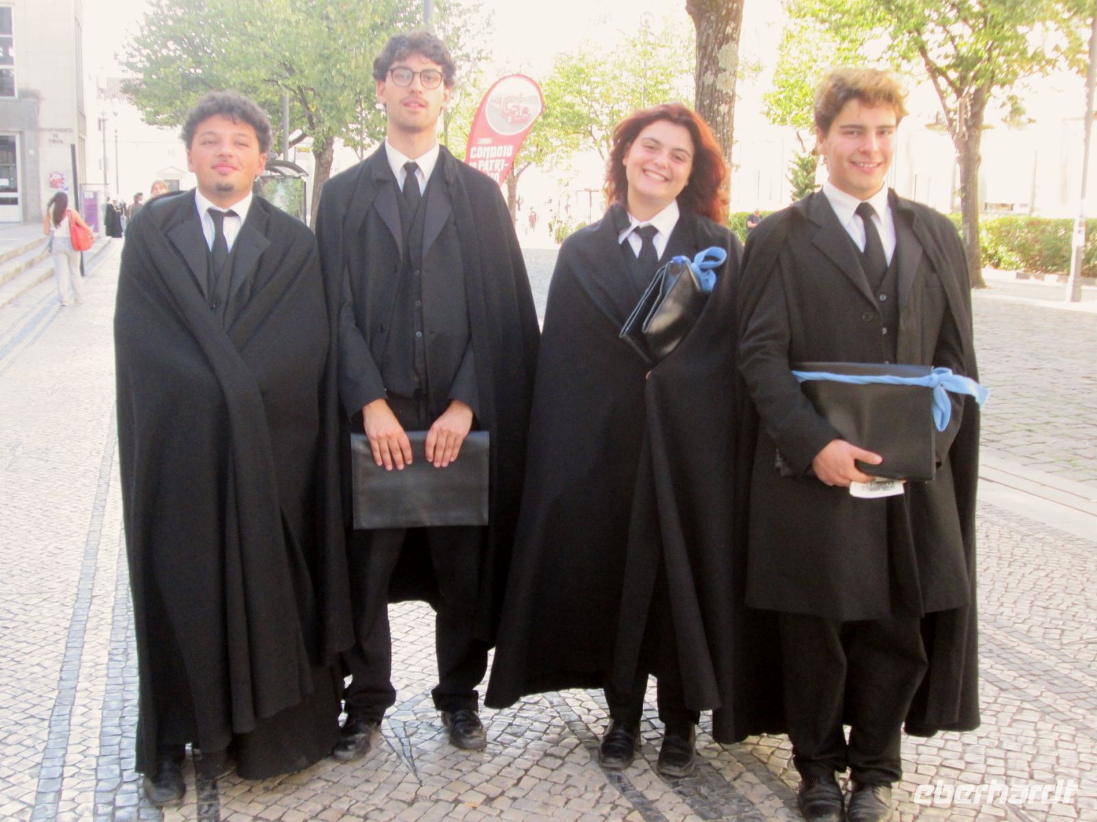 4 Studenten in Coimbra, blau steht für die Naturwissenschaften &ndash; &copy; Heike Heinen (Eberhardt TRAVEL)