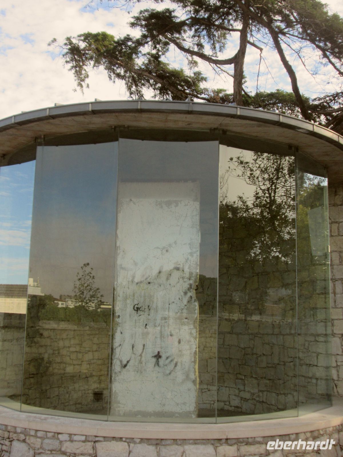 Fátima: Teil der Berliner Mauer hinter Glas &ndash; &copy; Heike Heinen (Eberhardt TRAVEL)