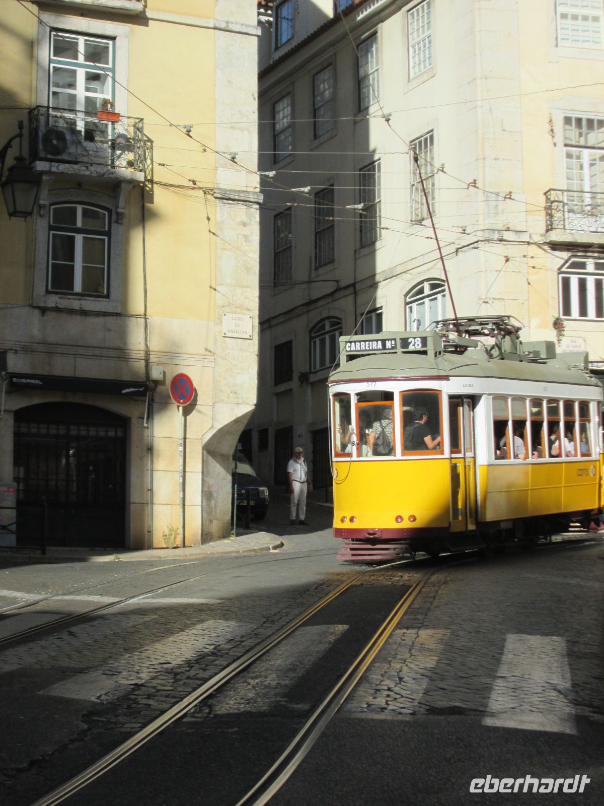 Lissabon: historische Straßenbahn durch Alfama  &ndash; &copy; Heike Heinen (Eberhardt TRAVEL)