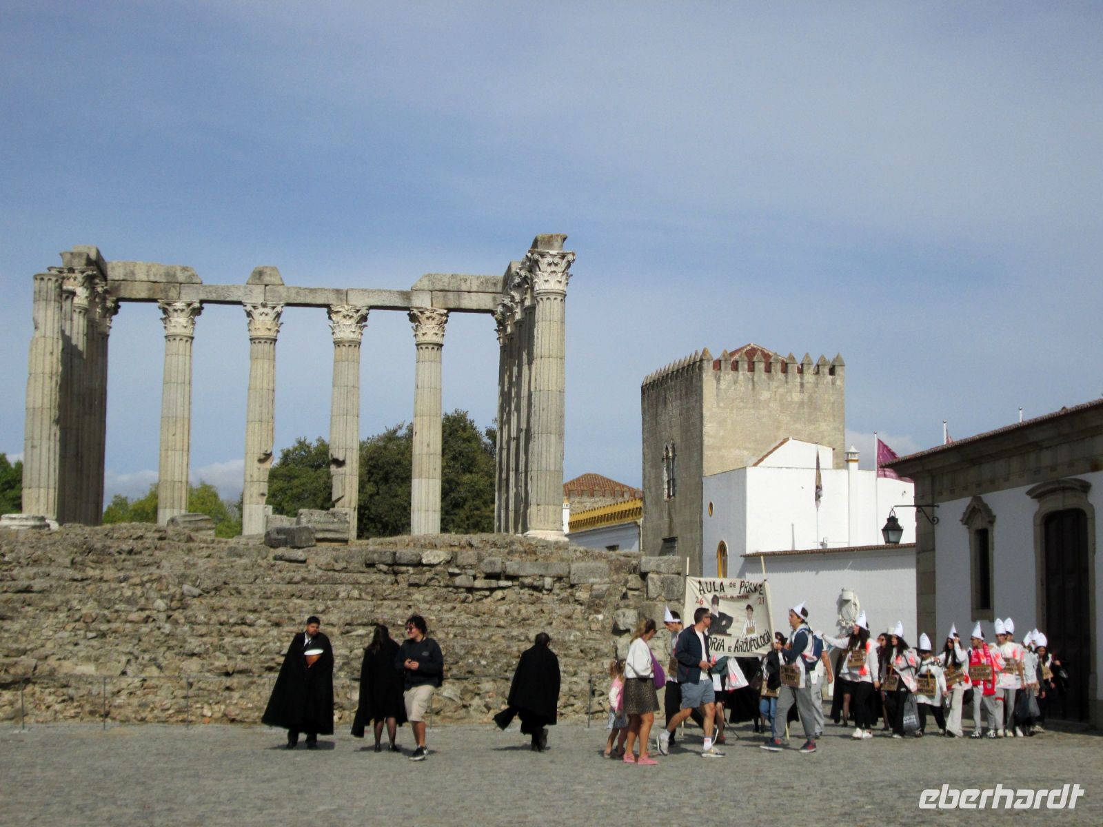 Évora: Studenten und der römische Tempel &ndash; &copy; Heike Heinen (Eberhardt TRAVEL)
