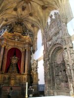 Coimbra: Augustinerkirche: Hauptaltar und Grabmal des ersten portugiesischen Königs Alfons I. &ndash; &copy; Heike Heinen (Eberhardt TRAVEL)
