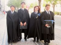 4 Studenten in Coimbra, blau steht für die Naturwissenschaften &ndash; &copy; Heike Heinen (Eberhardt TRAVEL)