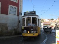 LIssabon: historische Straßenbahn und Tuk Tuk in der Altstadt &ndash; &copy; Heike Heinen (Eberhardt TRAVEL)