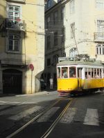 Lissabon: historische Straßenbahn durch Alfama  &ndash; &copy; Heike Heinen (Eberhardt TRAVEL)