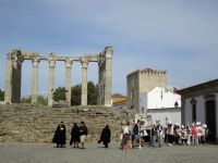 Évora: Studenten und der römische Tempel &ndash; &copy; Heike Heinen (Eberhardt TRAVEL)