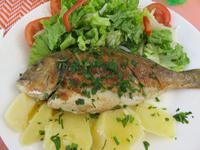 Frischer Mittagsfisch in Cascais &ndash; &copy; Marion Kottlos (Eberhardt TRAVEL)