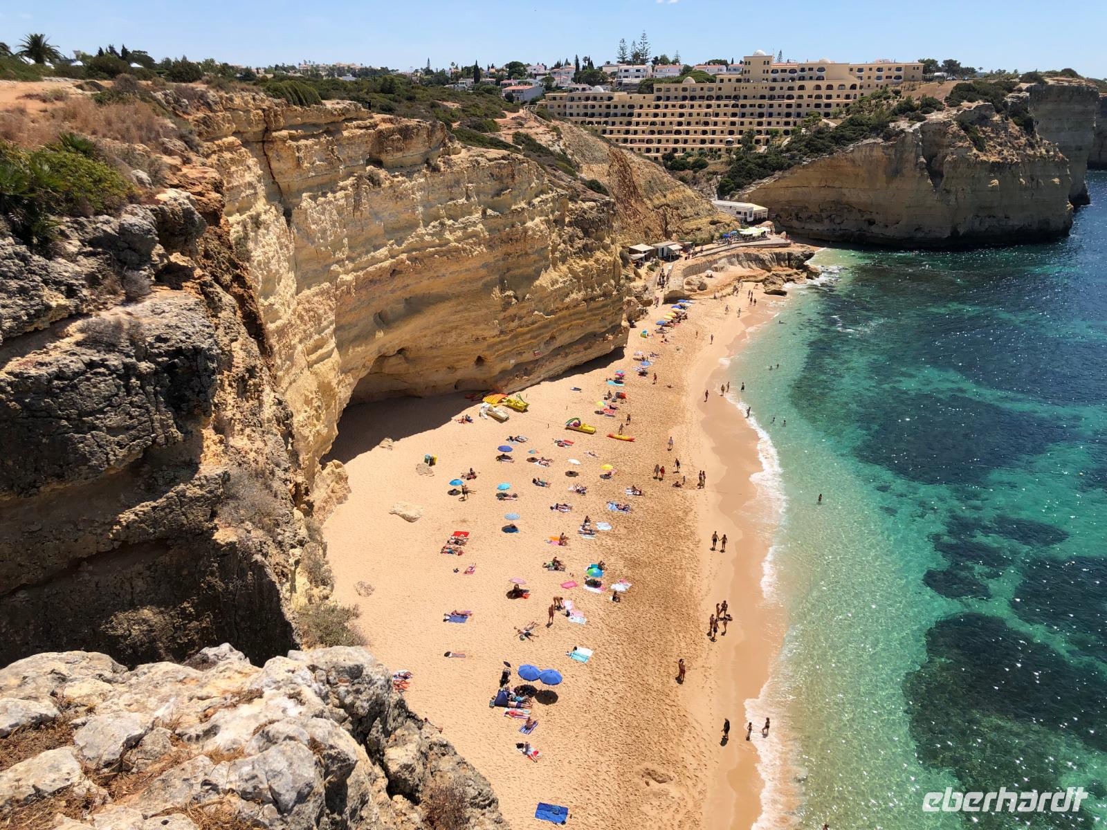 Hotelstrand in Carvoeiro &ndash; &copy; Olivia Wolk (Eberhardt TRAVEL)
