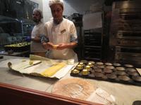 Silvesterreise Lissabon - Pasteis-Produktion &ndash; &copy; Mario Scheinert (Eberhardt TRAVEL)