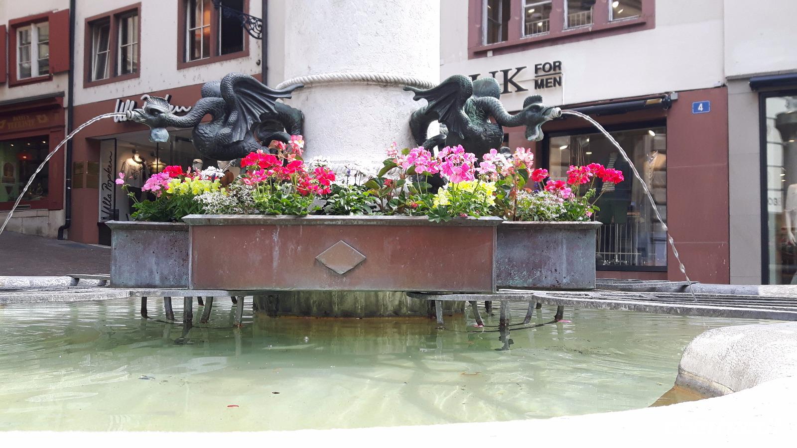 Brunnen mit Baselit &ndash; &copy; Eva-Maria Strauß-Eberhardt (Eberhardt TRAVEL)