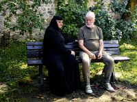 Reiseleiter Petru und Nonne Tatjana in Moldovita &ndash; &copy; Simone Willner (Eberhardt TRAVEL)