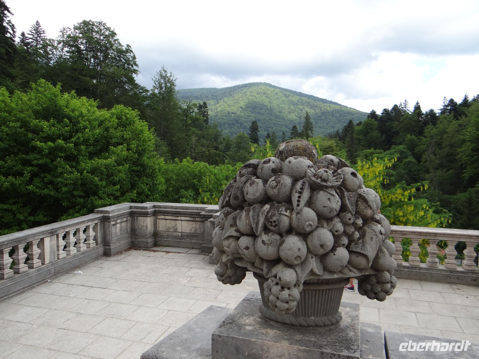 Sinaia, Schloss Peles, dieses Blumenkörbchen verwelkt nie.  &ndash; &copy; Vivian Kreft (Eberhardt TRAVEL)