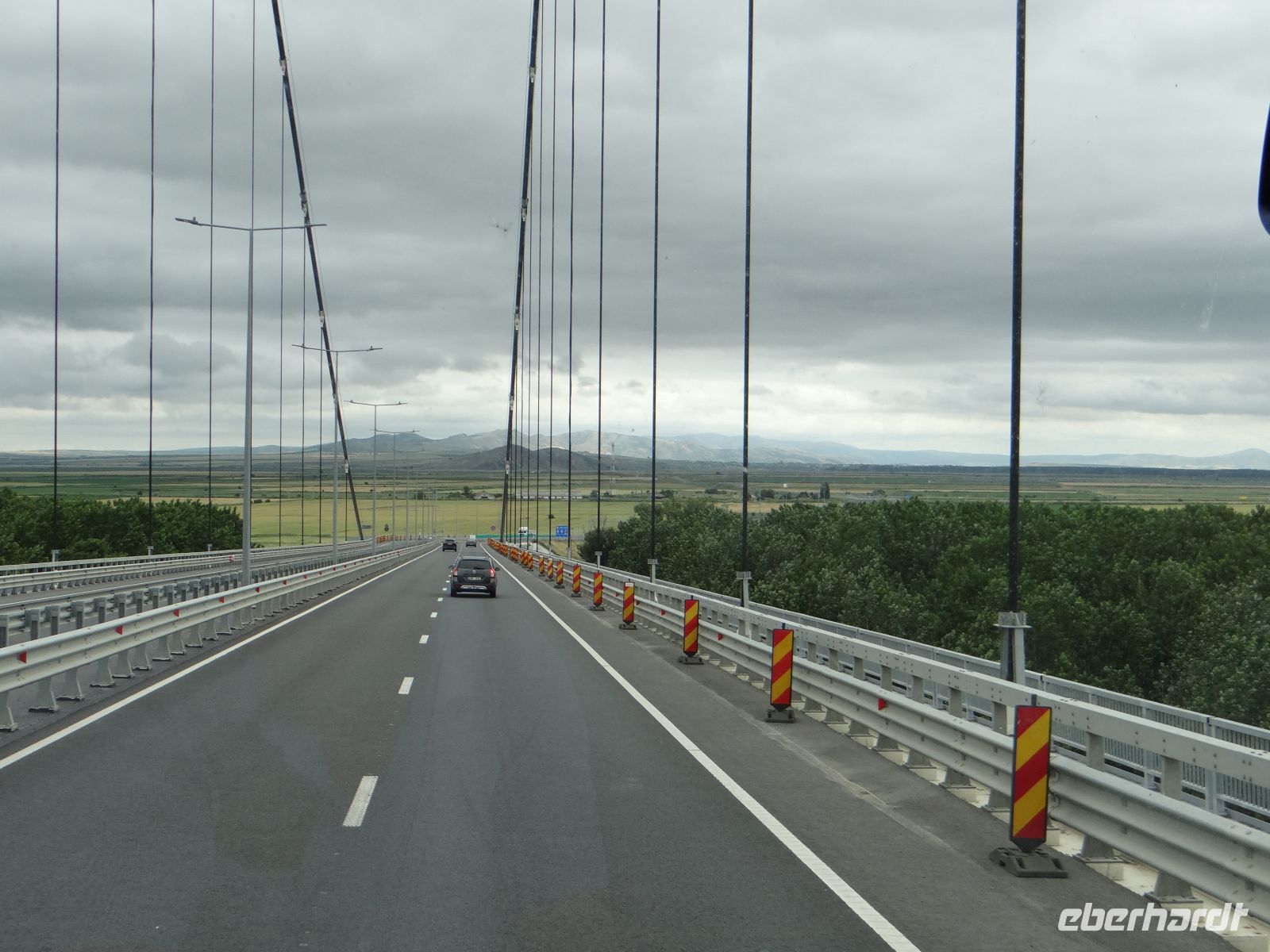 Fahrt über die längste Donaubrücke. &ndash; &copy; Vivian Kreft (Eberhardt TRAVEL)