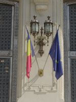 Bukarest, Parlamentspalast, am Seiteneingang zum Senatstrakt die Landes- und EU-Fahne &ndash; &copy; Vivian Kreft (Eberhardt TRAVEL)
