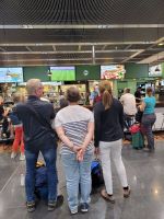 Wir vertreiben uns die Wartezeit am Flughafen Frankfurt mit Fußball.