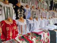 Traditionell bestickte rumänische Blusen als Souvenir &ndash; &copy; Monika Cortese (Eberhardt TRAVEL)