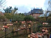 Roma verkaufen Kupferwaren vor ihrer prächtigen Villa &ndash; &copy; Monika Cortese (Eberhardt TRAVEL)