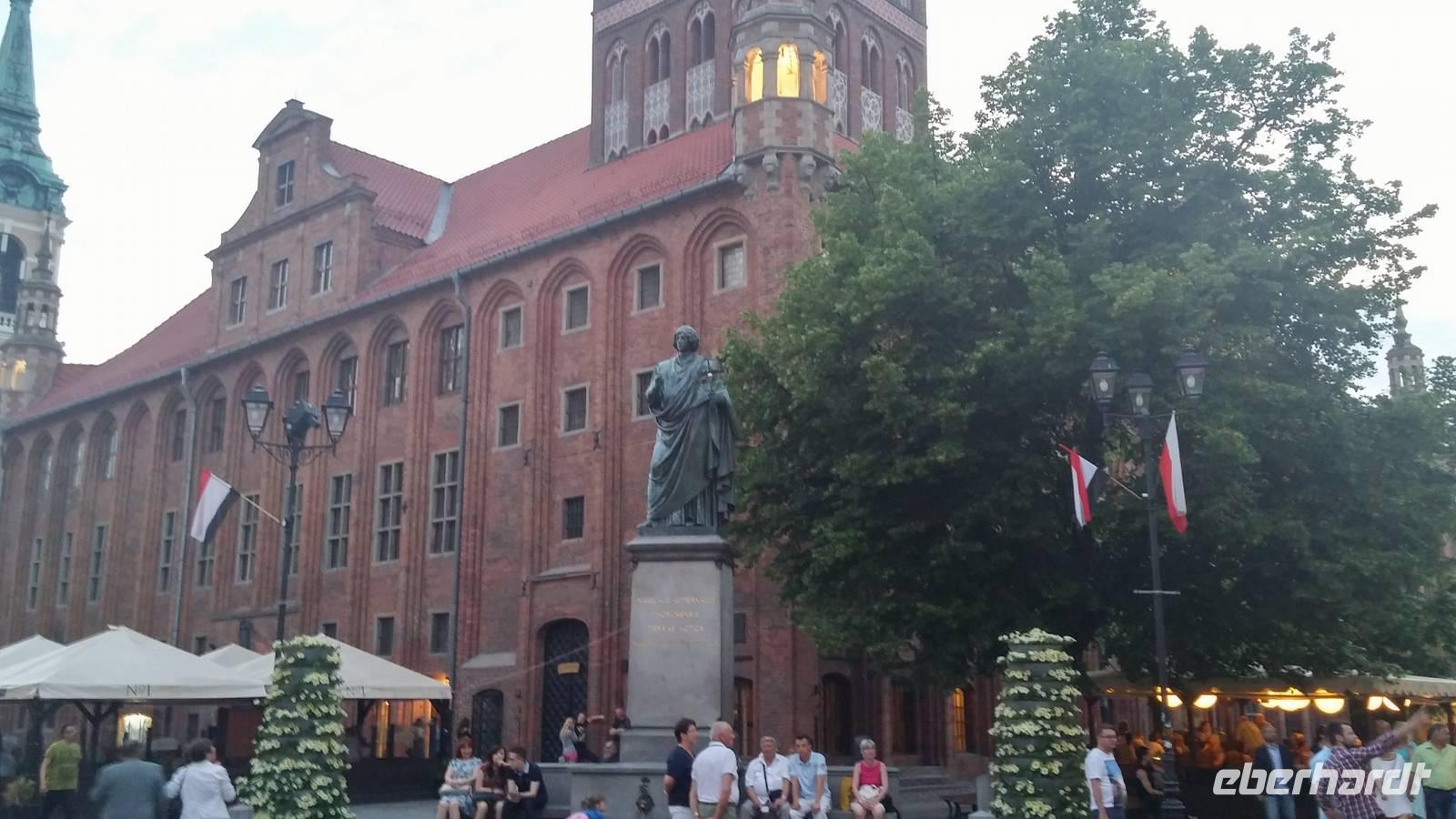 Torun Rathaus und Kopernikus  &ndash; &copy; Gerd Przybyla (Eberhardt TRAVEL)