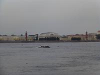 Die Landspitze der Wassiljewski-Insel hatten wir zuvor besucht. Nun konnten wir umgekehrt von der Peter-und-Pauls-Festung aus einen Blick auf diese Landspitze mit den auffälligen Rostrasäulen werfen. &ndash; &copy; Dominik Zilliken (Eberhardt TRAVEL)