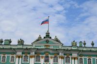 Eremitagegebäude mit russischer Fahne