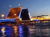 Lichterfahrt - Öffnung der Palastbrücke um 01:25 Uhr &ndash; &copy; Hans-Joachim Trutz (Eberhardt TRAVEL)