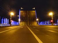 Lichterfahrt durch St. Petersburg, Blick auf die geöffnete Palast-Brücke &ndash; &copy; Hans-Joachim Trutz (Eberhardt TRAVEL)