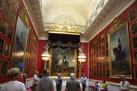 Konzentriert lauscht die Reisegruppe den Ausführungen &ndash; &copy; Philipp Sonntag (Eberhardt TRAVEL)